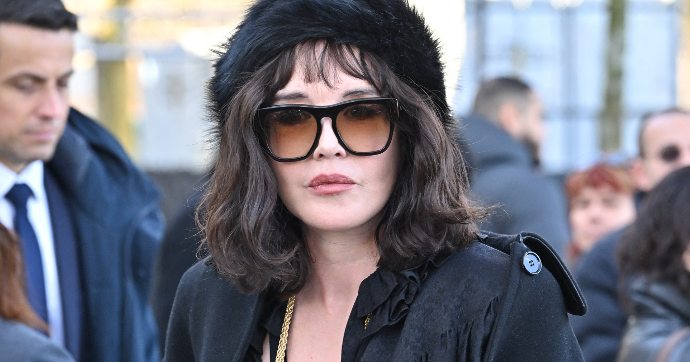 70 yaşındaki Isabelle Adjani, yüzünü doğal bir şekilde kaldıran bu retro kesimle Dior defilesini aydınlatıyor