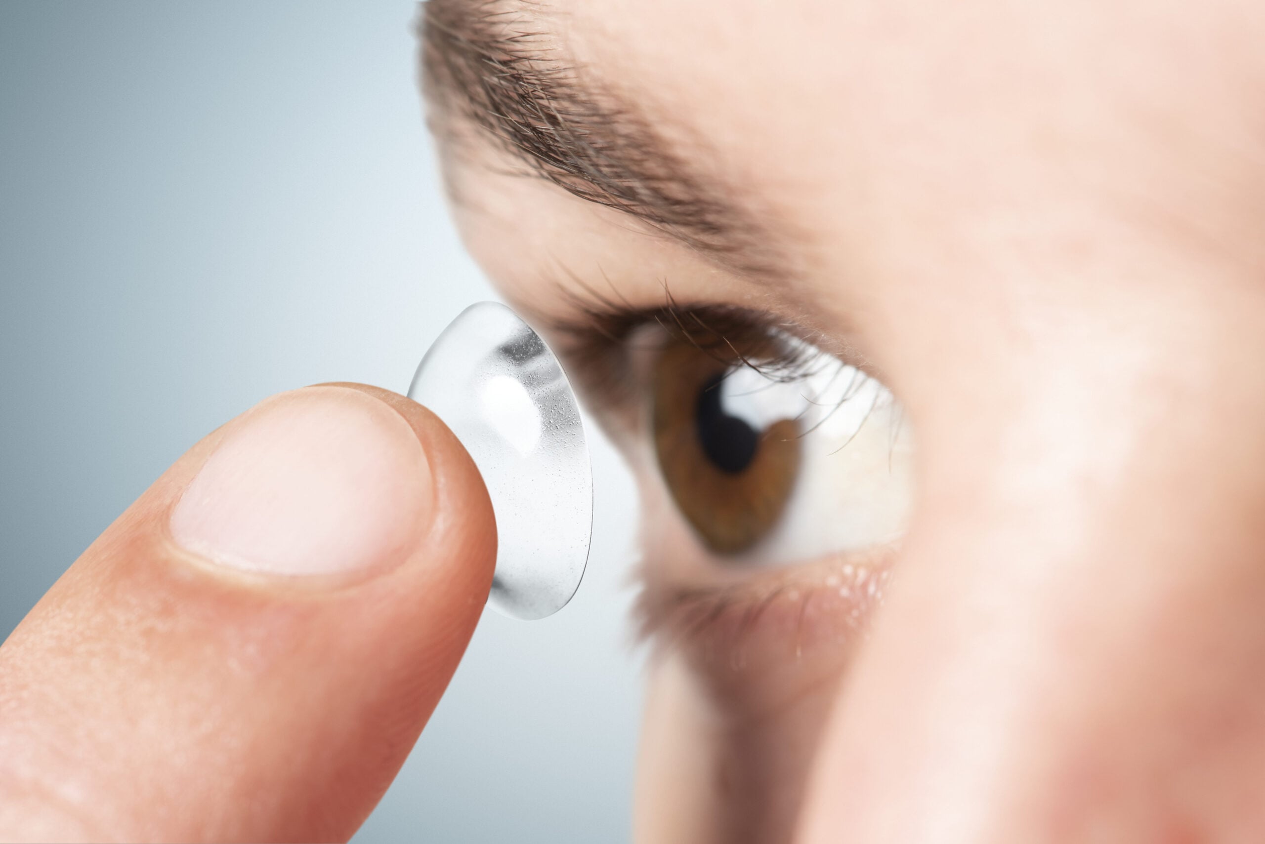69b7ceb606118-man-applying-his-contact-lens-1