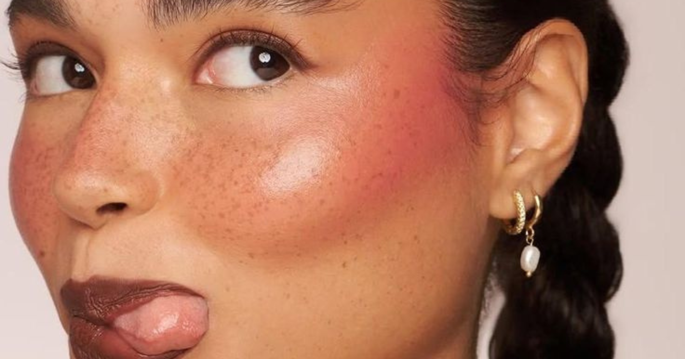 Toz mu krem ​​mi? Bu hibrit allık, gün boyu süren mükemmel bir bitiş sunar