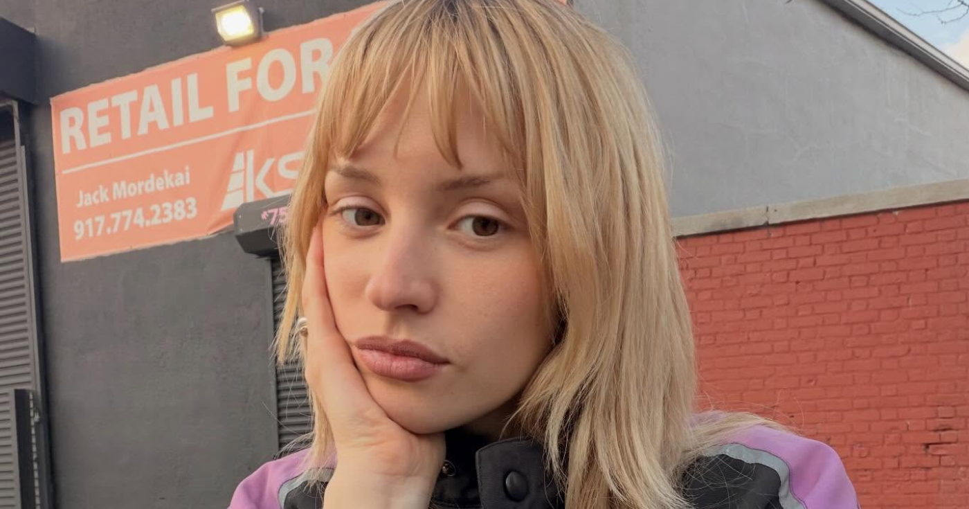 Artık kısa bob yok: Angèle, 2026 trendi olarak ilan edilen son derece yıpranmış uzun kesimi yeniden başlatıyor