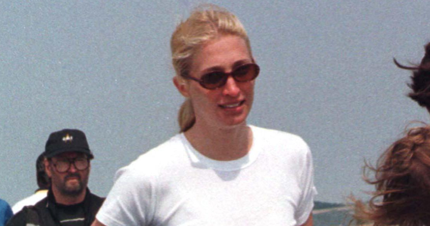 Bu saç aksesuarı "sessiz lüks" Yazan: Carolyn Bessette CO Bigelow Apothecary'de kuyruklara neden oluyor