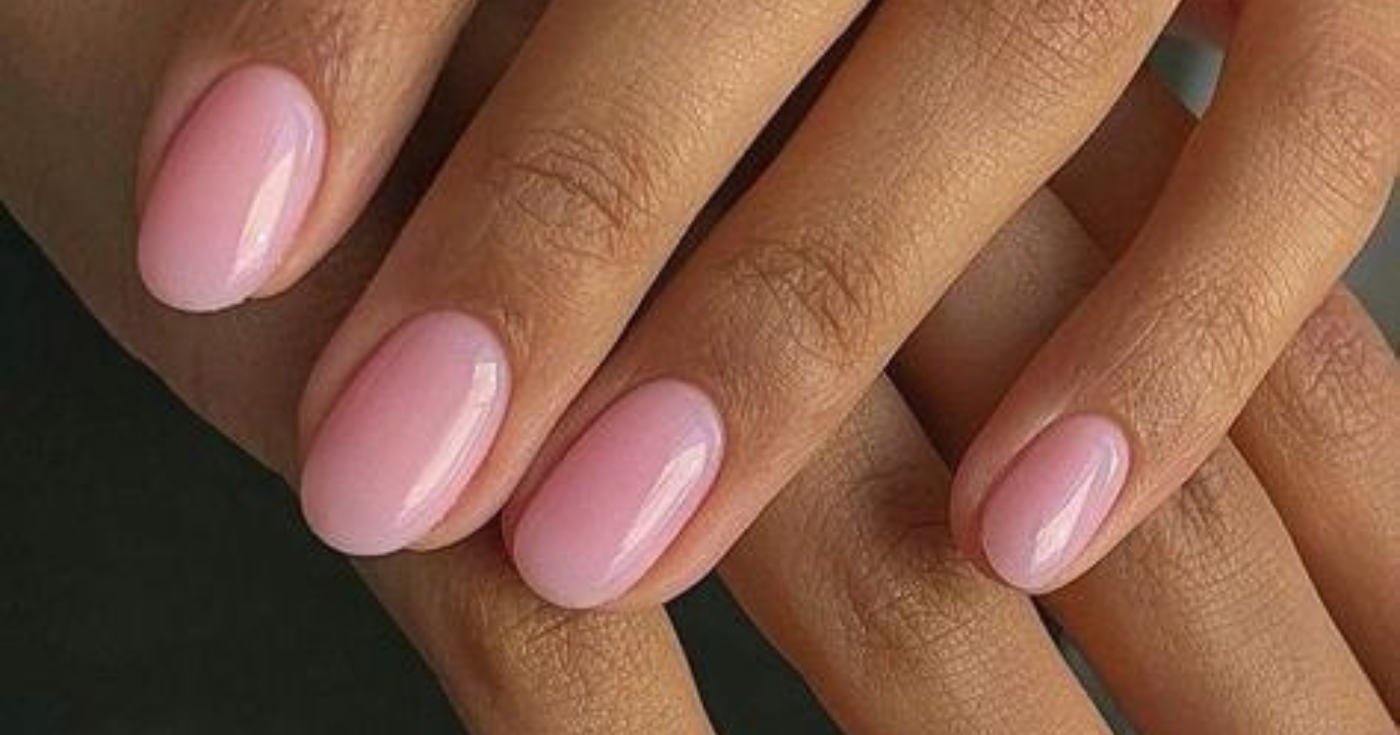 Çiviler "gül suyu ile" : Kusursuz eller için baharın en yumuşak manikür trendi