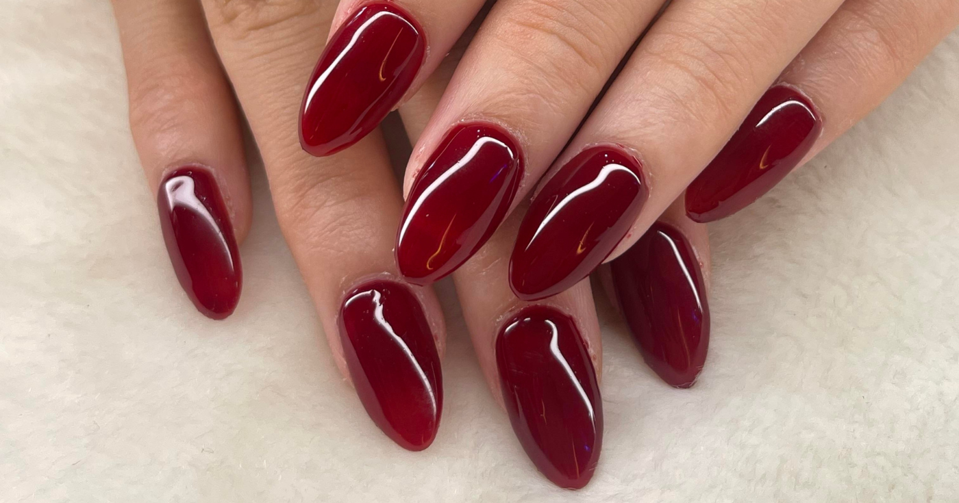 “Sanki salondan yeni çıkmışım gibi görünüyor”: Bu yeni manikür tekniği evde profesyonel bir sonuç sağlıyor