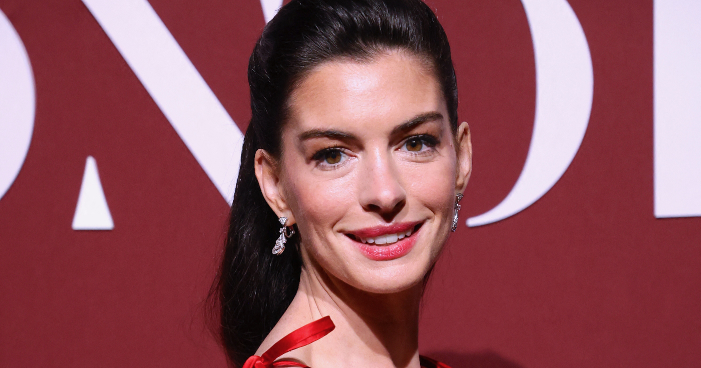Anne Hathaway relance la tendance du “lifting sans injection” avec ce hack capillaire de génie !