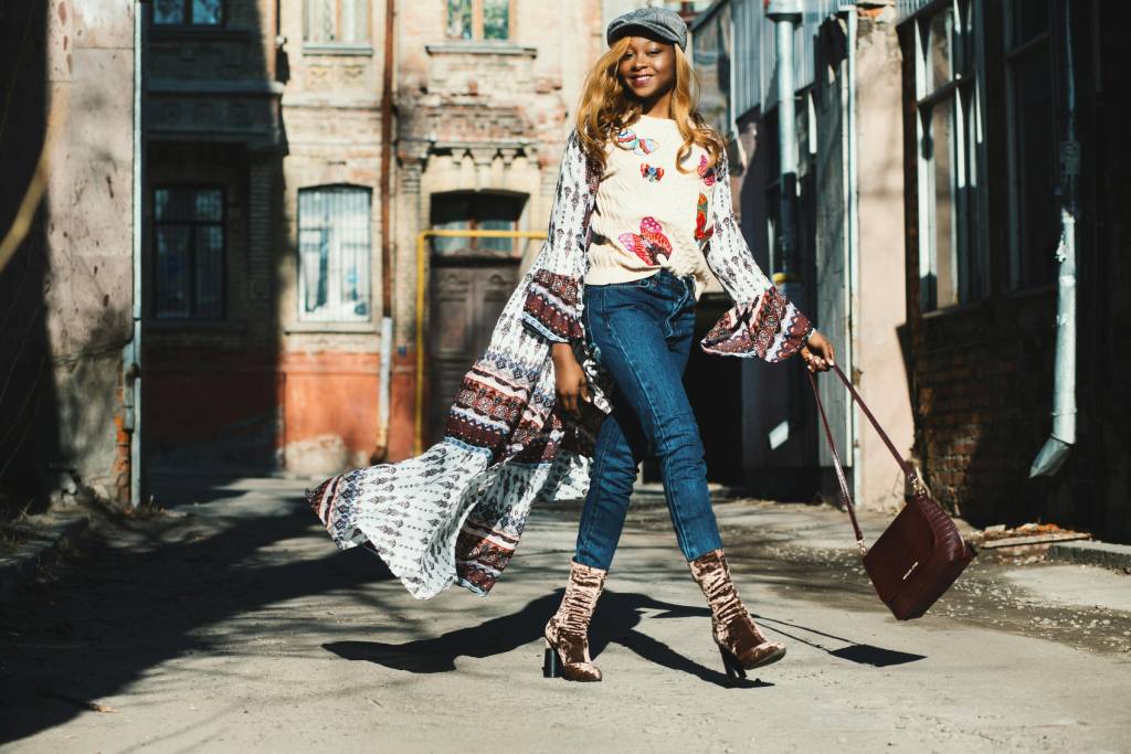 Une femme adoptant un style vestimentaire unique dans la rue