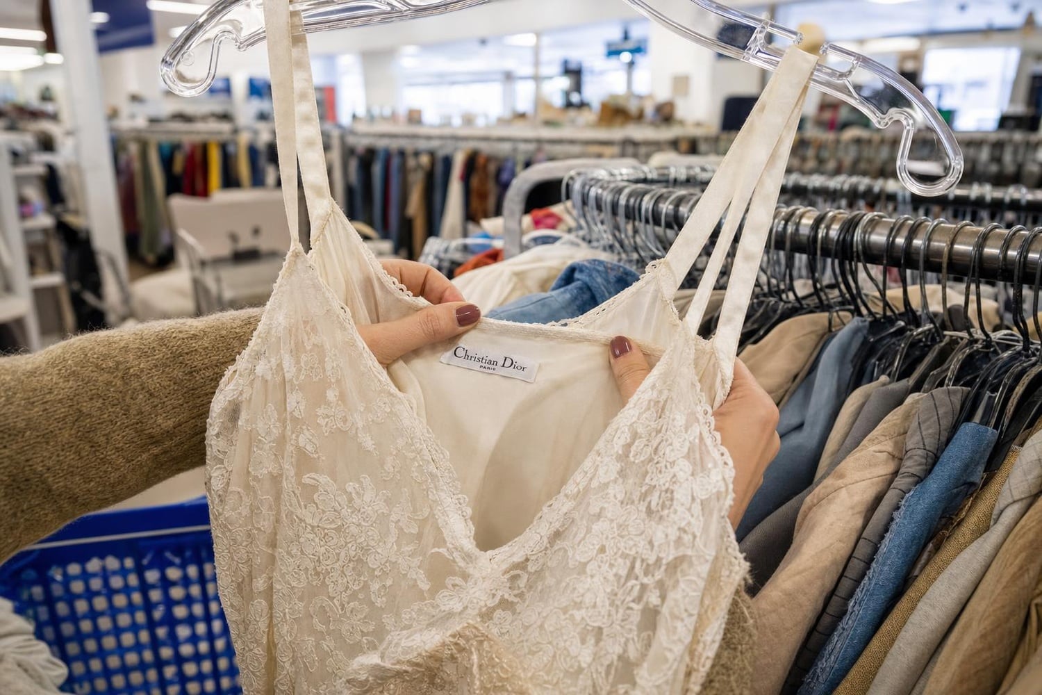 Cette pièce Dior vintage payée 5 € en friperie affole TikTok : les réflexes de cette accro de seconde main que vous devez copier