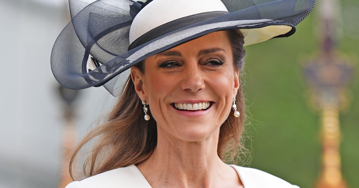 Kate Middleton tarafından onaylanan geçen yaza ait bu eski etek 2026'da geri dönüyor: Şimdiden çıkarmanız gereken bu yazlık etek