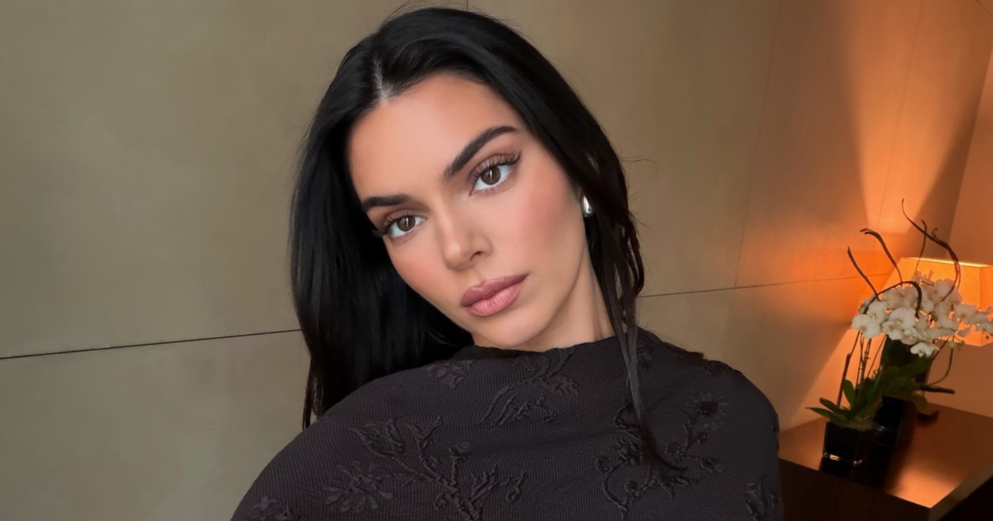 Vu sur Kendall Jenner : ce pantalon qu’on refusait de porter avec des chaussures plates revient en force