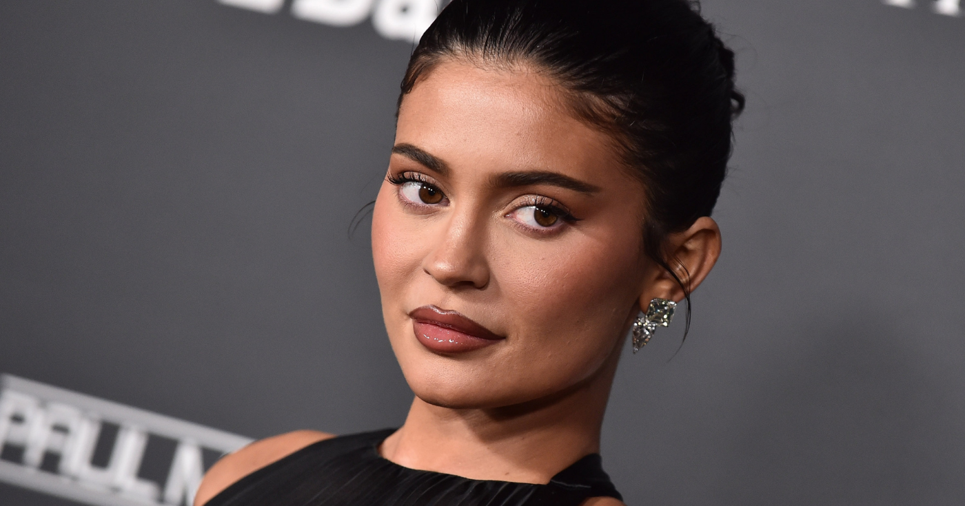 Kylie Jenner artık bu sade 3/4 pantolonlara yemin etmiyor: 2026'ya ofiste bile hakim olacak havalı kız kıyafeti
