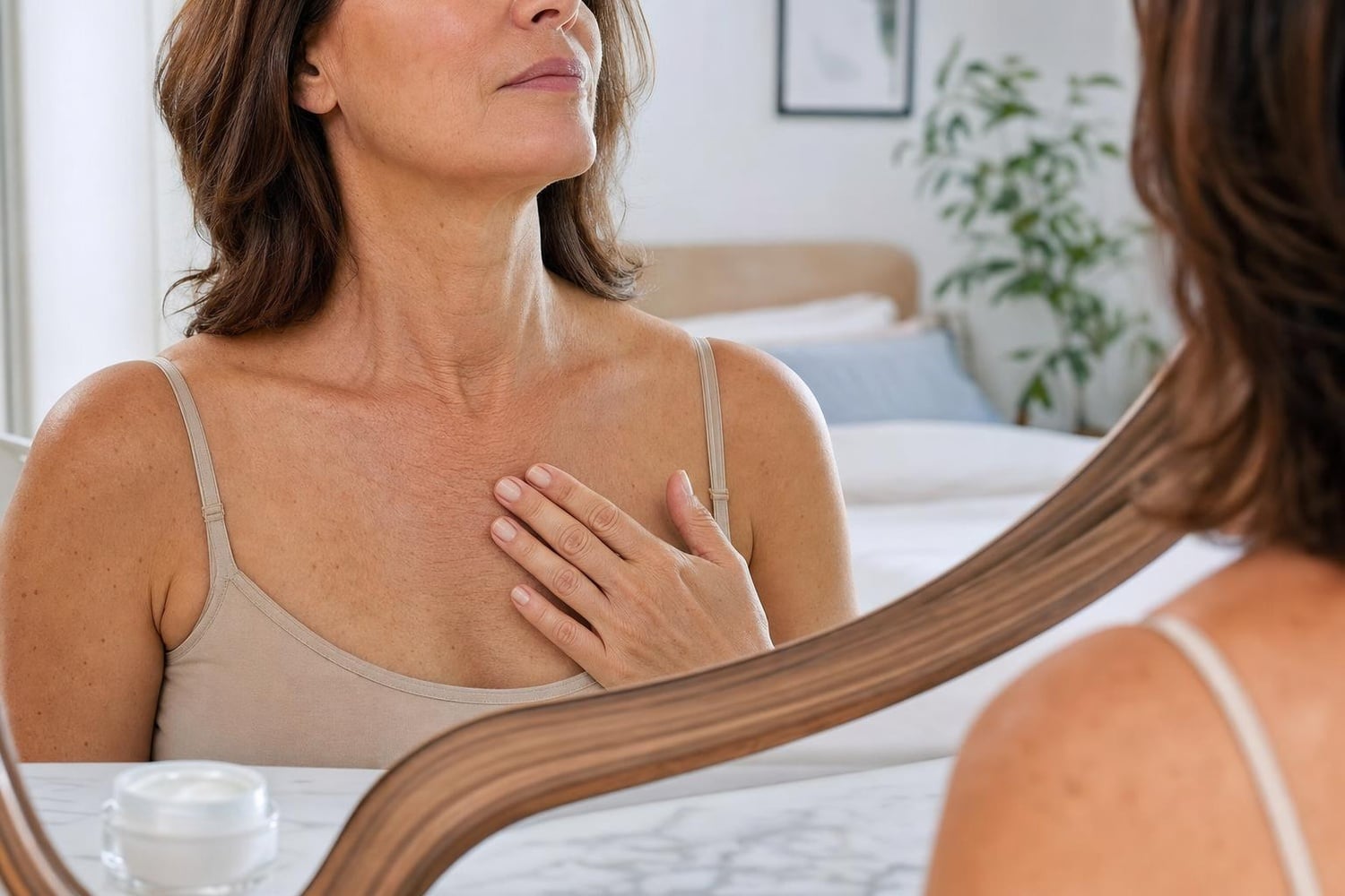 Poitrine froissée au réveil : ce petit achat à moins de 25 € a lissé mes rides du décolleté en une nuit (le résultat est bluffant)