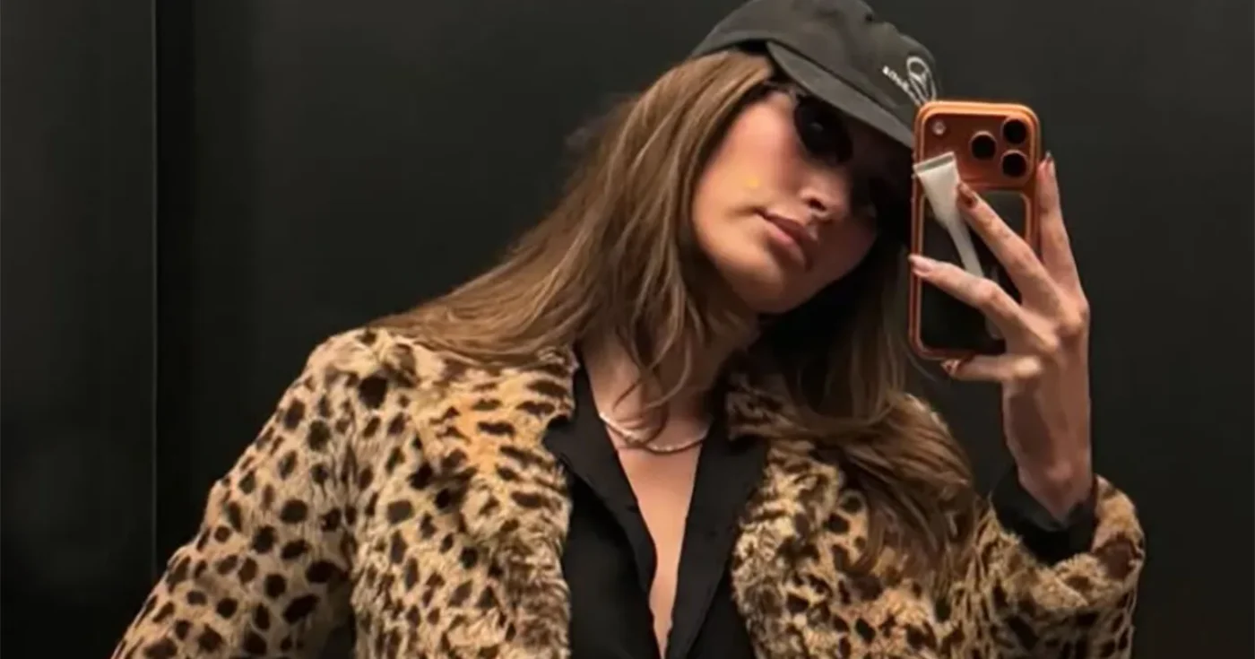 Fini le combo léopard/noir : Hailey Bieber mise sur cette couleur chaude (et les stylistes suivent le mouvement)