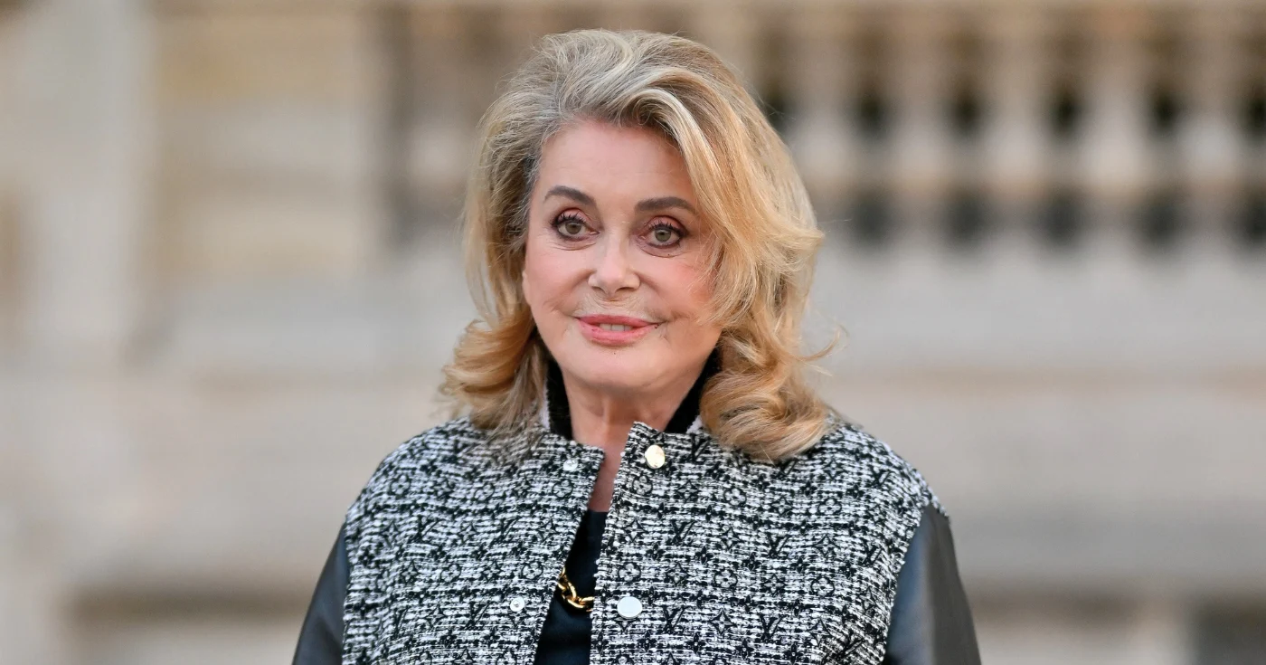 Adieu le blazer : à 82 ans, Catherine Deneuve adopte cette veste d’automne Louis Vuitton qui rajeunit toute la silhouette