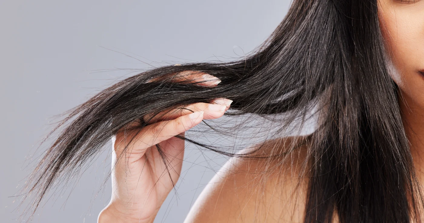 « Mes frisottis se sont aplatis » : ce soin sans rinçage lissant Amika offre une brillance éclatante pendant 72h